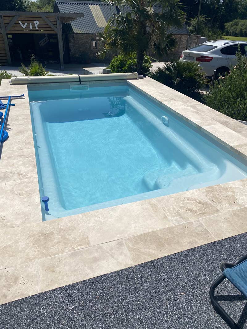 Espace piscines et jardins : plage de piscine et piscine apéro